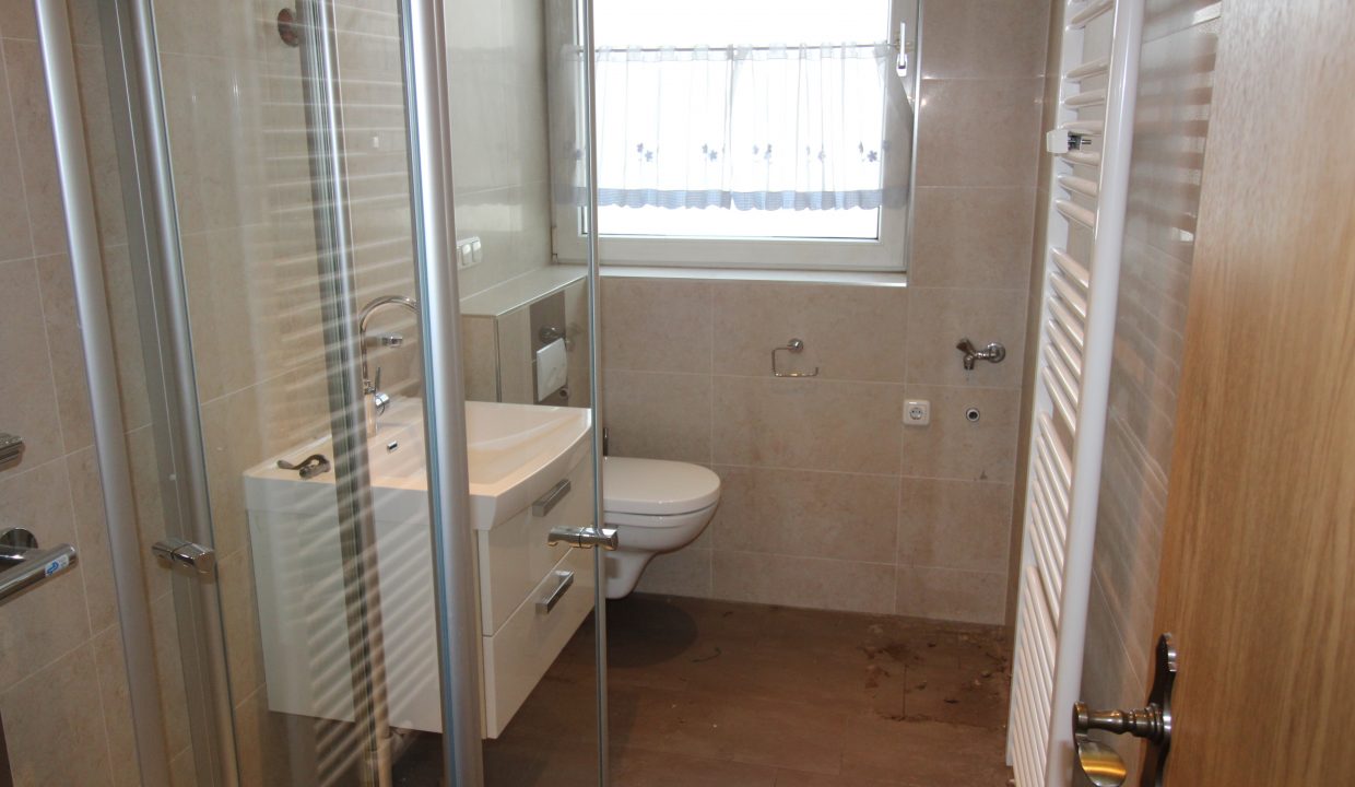 Badezimmer mit ebenerdiger Dusche & Hänge-WC