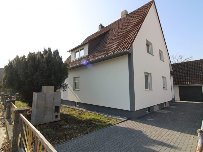 Außenansicht mit Auffahrt und Garage